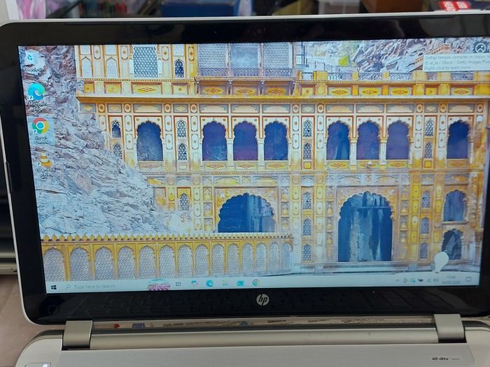 HP Pavilion 15.6 inch Laptop,Model 15-n098sa,  Intel Core i5-4200U CPU, 2.3GHz, 8GB Ram, 1 Terrabyte HDD, Windows 10, Microsoft Edge, Chrome and VLC