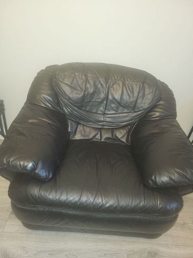 Immaculate Condition Leather couch 3 seater & 2 Leather Arm Chairs