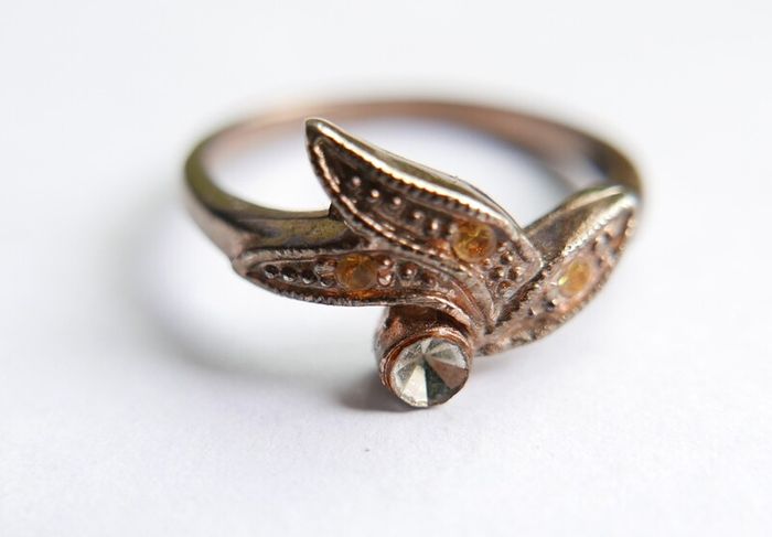 Vintage Sterling Silver Decorative leaf design ring with small stones