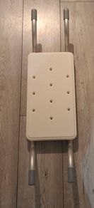 Lightweight suspended Bath seat