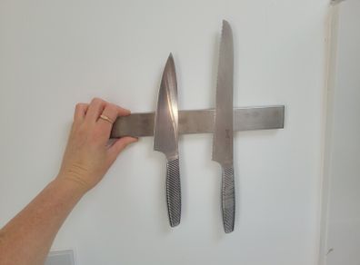 Magnetic knife strip