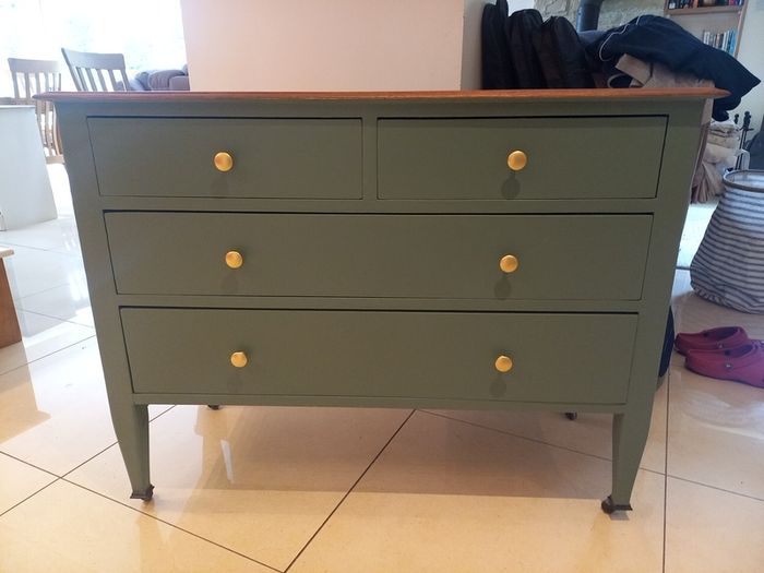 chest of drawers