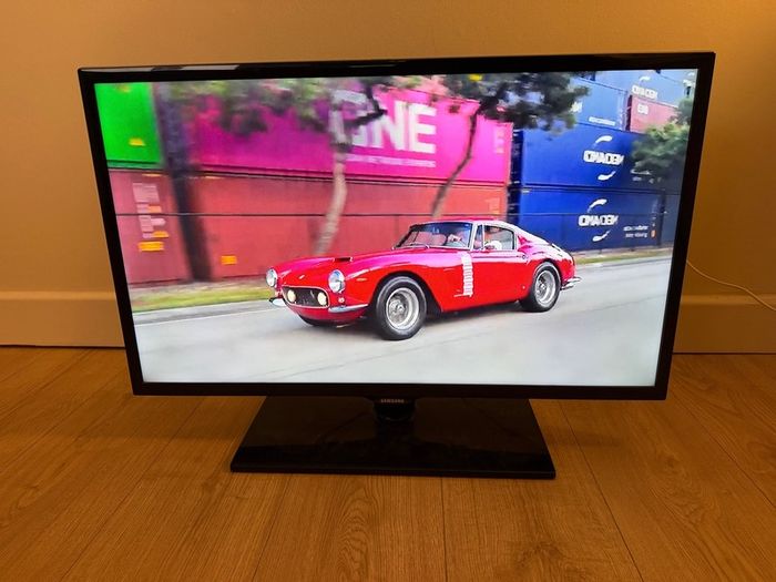 Samsung 32-Inch HD TV (Chromecast included)