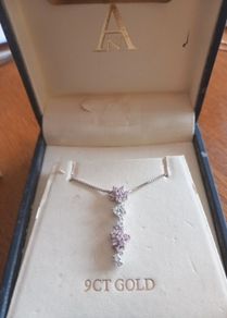 9ct White Gold Necklace with beautifully designed pendant
