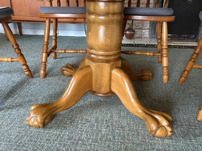 Solid Wooden Oval Extending Dining Table with 6 Matching Chairs