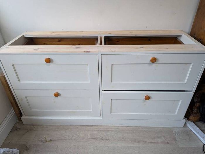 chest of drawers