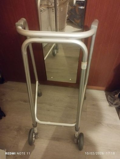 zimmer frame with wheels on front
