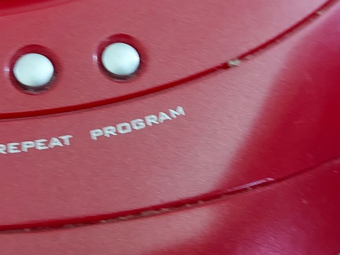 Bench Portable CD Player with Radio, Model KH222, Red, in new condition and working great