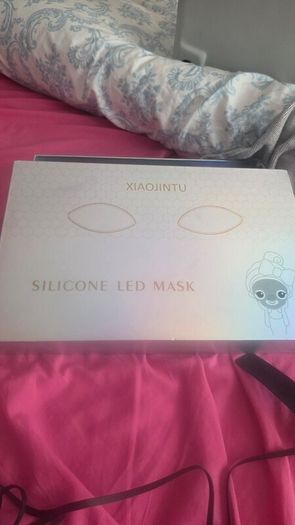 red light face mask and neck mask only used 1 time .cost 300e receipt  in add .