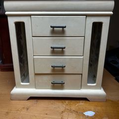 RR round rich desing jewellery case