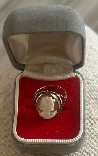 9ct Gold Cameo Ring 2.85 grams Size J