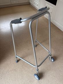Zimmer frame with wheels