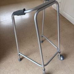 Zimmer frame with wheels