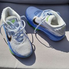 Basketball shoes