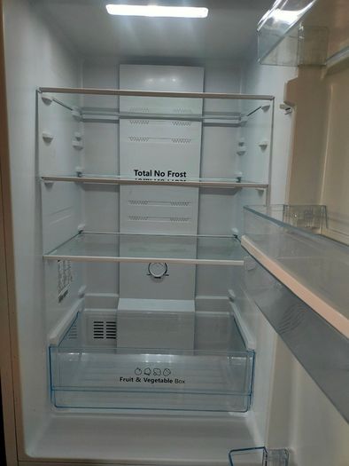 Hisense 60/40 Frost Free Fridge Freezer in excellent condition!