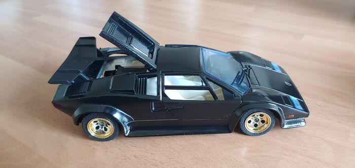 Vintage Majorette Countach 5000 Quattrovalvole 1:24 (4203)
