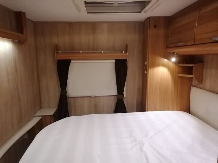 Lunar Lexon 560 4 Berth Caravan 2010