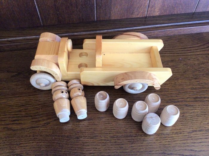 Vintage Wooden Toy Truck With 2 Figures And Kegs