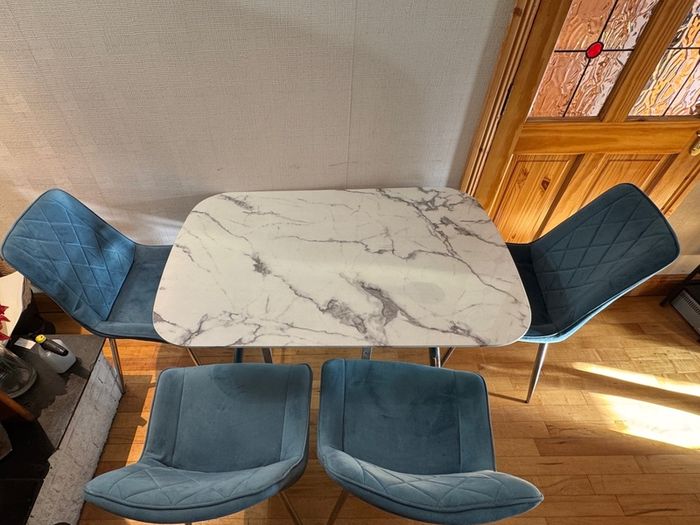 Table & Chairs