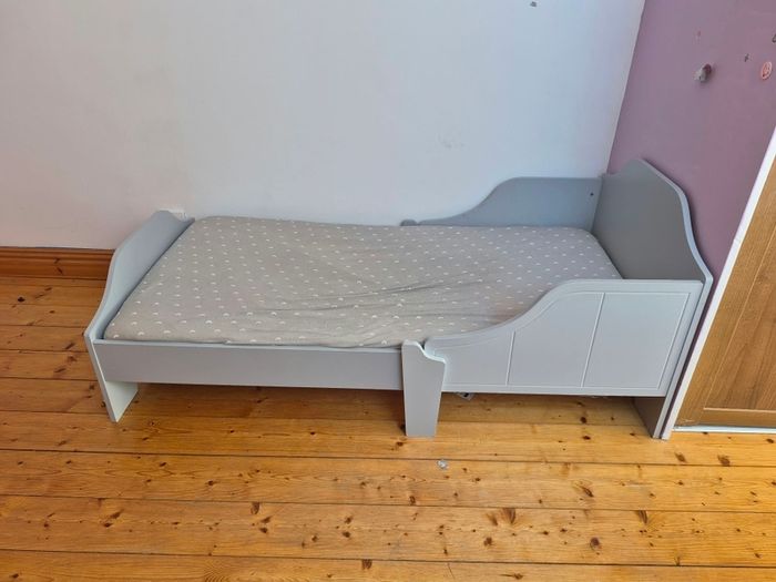 Toddler bed