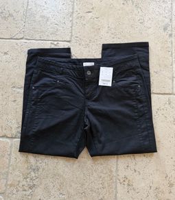 3/4 length black trousers