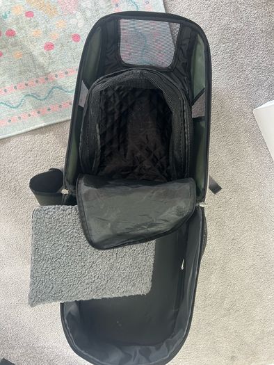 Cat / small dog backpack carrier
