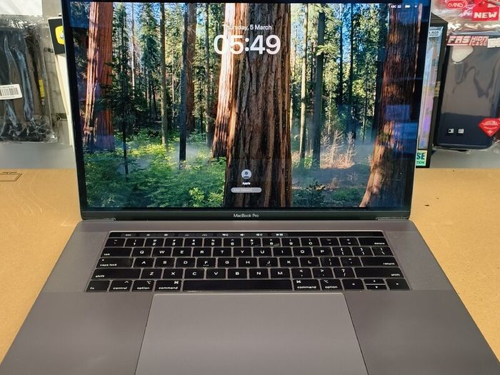 2018 Touch Bar Apple MacBook Pro 15" Retina A1990 2.2GHz i7 16GB 500GB Space Grey (Battery Cycle: 607)