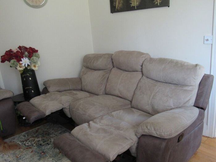 Designer Style 3 Seater Recliner Couch Ultra Comfortable Smoke Free Home