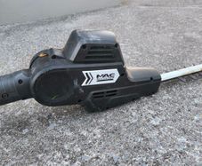 Electric hedge cutter