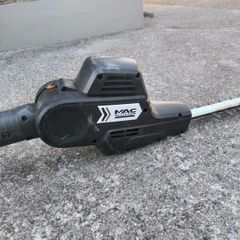 Electric hedge cutter