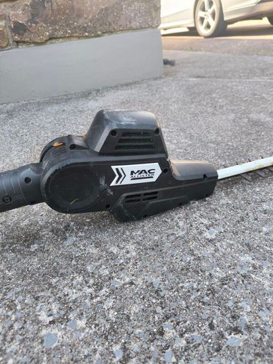 Electric hedge cutter