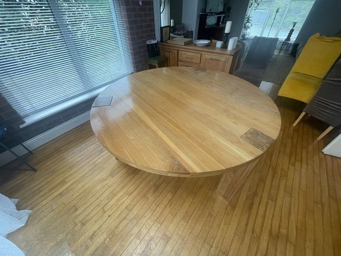 Round dining table