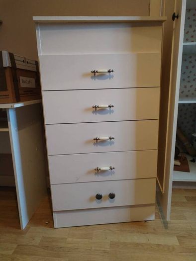 chest of drawers
