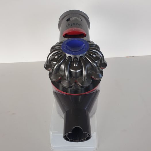 Dyson V7 total clean vacuum cleaner working