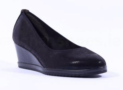 New wedge shoes, size 7