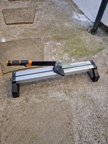 Laminate flooring guillotine