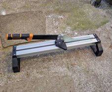 Laminate flooring guillotine