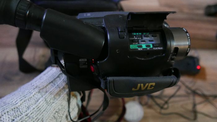 JVC GR-AX337E Compact VHS Camcorder + Carry Bag & Charger (the battery doesn't hold a charge - it works perfectly on the charger)