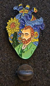 Van gogh / heart,  pin back badge.