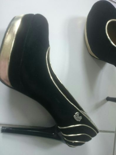 Feud London black suede heels size 5
