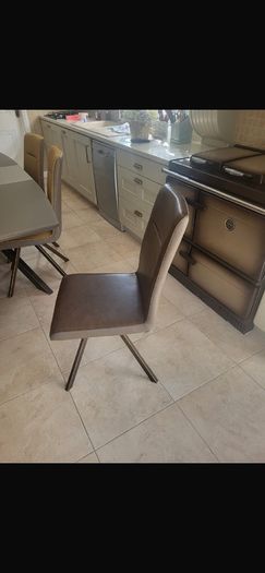 Dining Table (extendable) & 6 Chairs