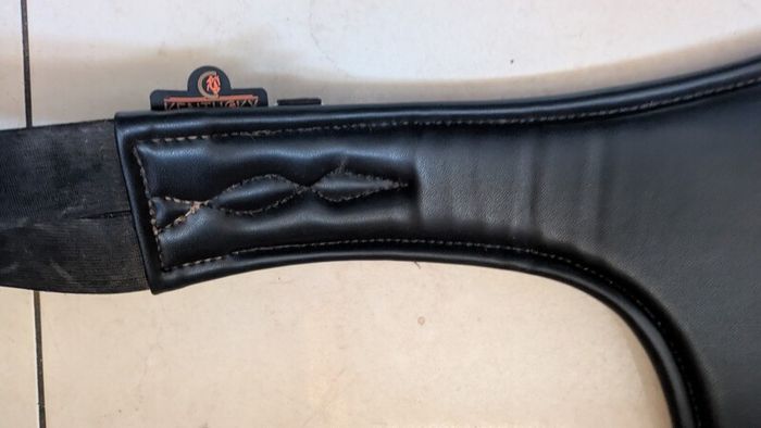 Kentucky Horsewear stud girth black