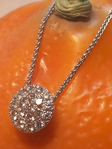 Beautiful diamond pendant 18ct white gold 19 round brilliant cut diamonds 2g, D18 free reg post