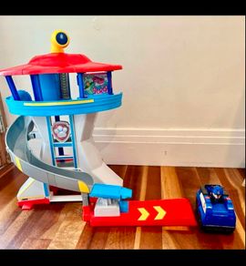 Paw Patrol lookout tower with chase and his Vehicle