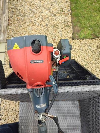 petrol grass trimmer
