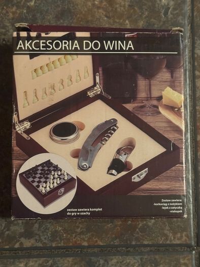 Wine set with chess