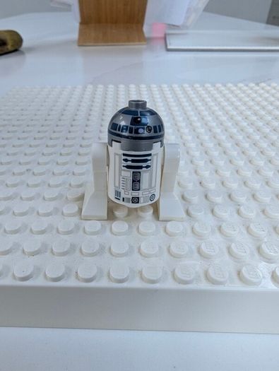 100% Lego R2D2