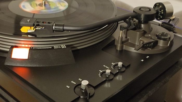 Class Technics SL-2000, full manual turntable. Legend brushless motor.