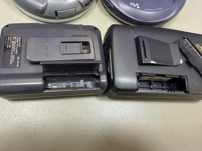 2 x walkman  and 2 x Discman