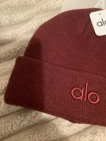 ALO yoga hat / red wine color/ new